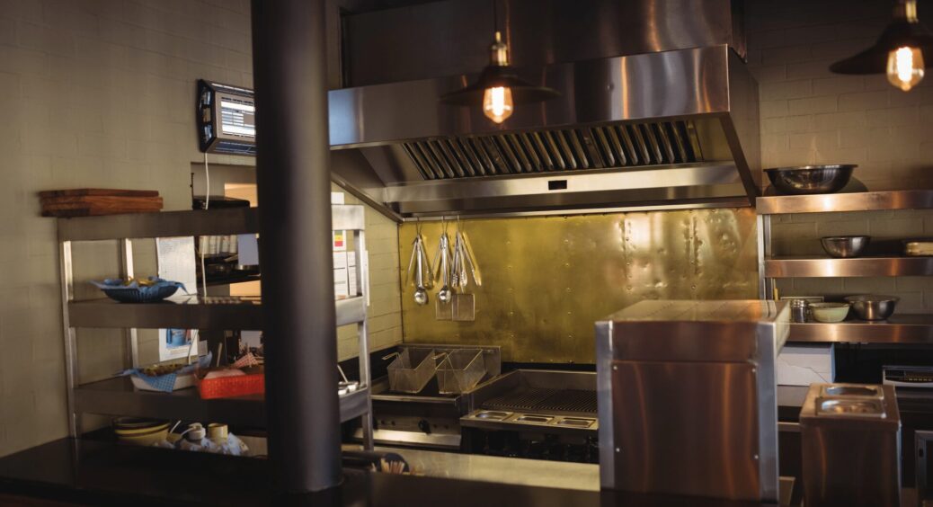 Як часто і чим саме треба чистити вентиляцію на кухні: дієвий спосіб, який не порушує циркуляцію повітря 