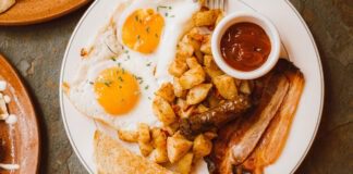 Для ідеальної яєчні без жодної краплини олії знадобиться зубочистка