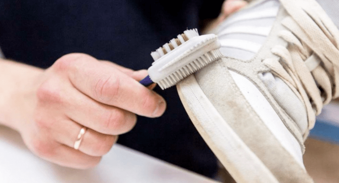 Як ефективно очистити підошву білого взуття від забруднень