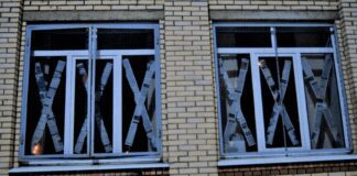 Як швидко та ефективно позбутися слідів скотчу на вікнах 