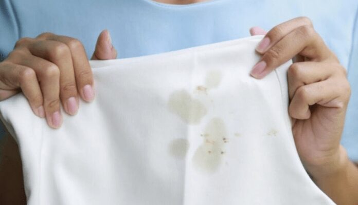 Досвідчені господині розповіли, як випрати кухонні рушники від жирових плям