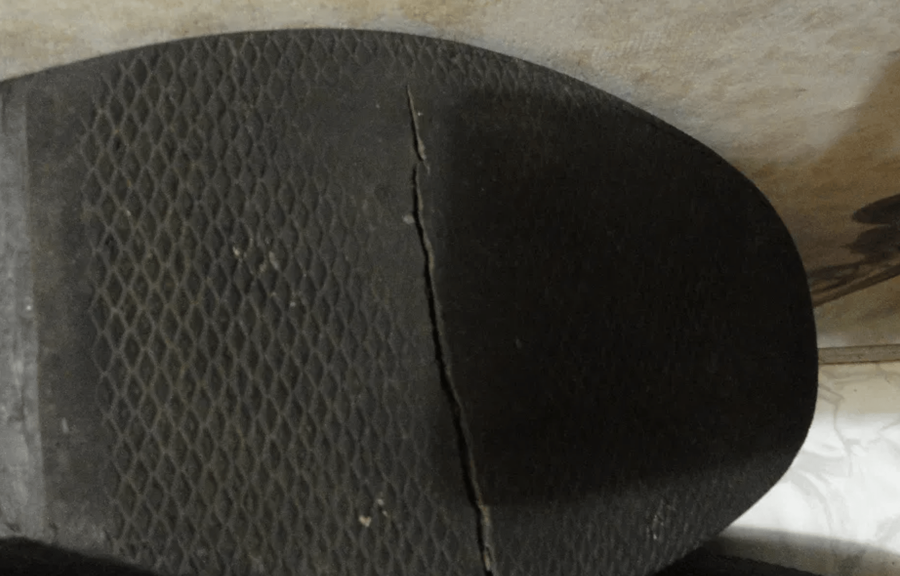 Тріснула підошва взуття: як поремонтувати чоботи в домашніх умовах