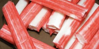 Кулінари розповіли, як швидко нарізати крабові палички на салат