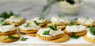 Кулінар поділився рецептом закуски на Новий рік з крекера