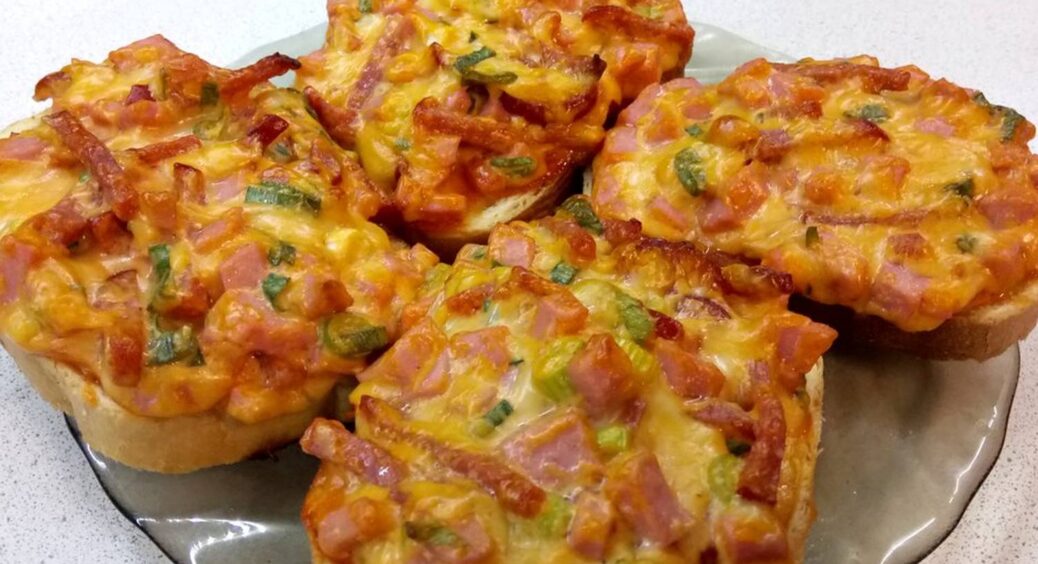 Гарячі бутерброди “Сільські” – дуже смачні та ситні, втамують голод за дві секунди: елементарний рецепт 