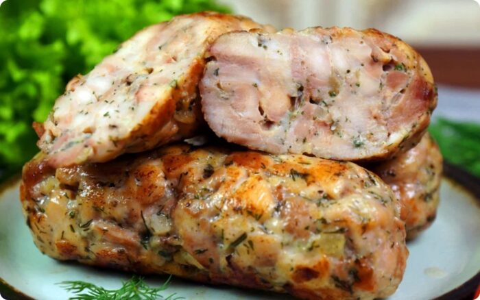 Простий рецепт смачних домашніх курячих ковбасок із додаванням сала – смачно та швидко
