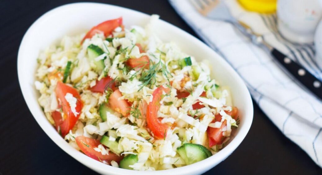 Цей салат з пекінської капусти — справжня вітамінна скарбниця: готую взимку і ще ні разу не ходила в аптеку 