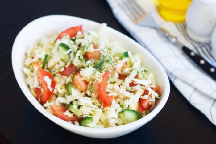 Простий рецепт смачного салату з пекінської капусти разом із гірчичним соусом