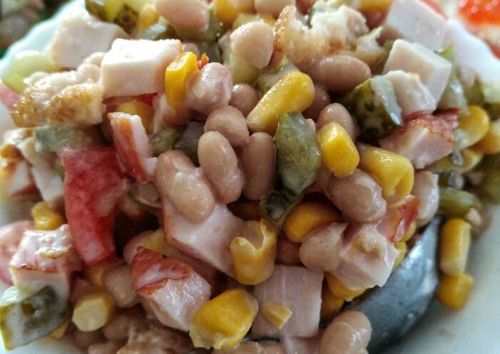 Який салат приготувати на вечерю – рецепт із кукурудзою та маринованими огірками з квасолею