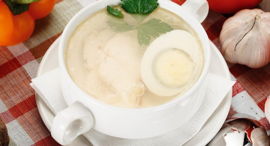 Як приготувати прозорий курячий бульйон: з цим чудовим лайфхаком буде кришталевий, як сльоза 