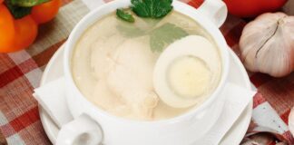 Кухар розповів про метод приготування прозорого бульйону