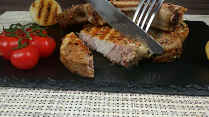 Кулінари розповіли, як приготувати свинину на кістці так, аби м'ясо вийшло соковитим і ніжним