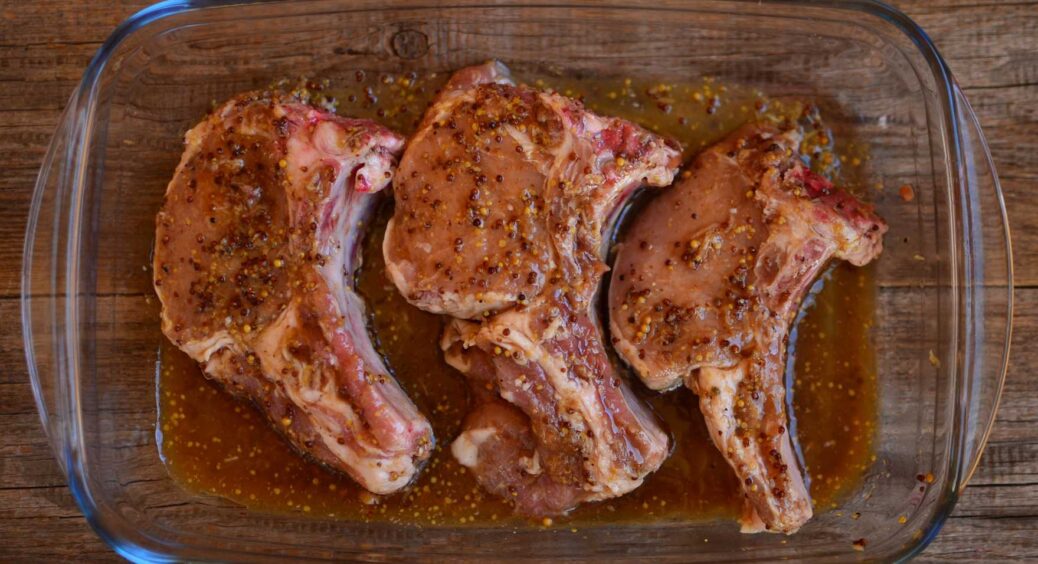 Свинина на кістці у духовці: секрет приготування соковитого м’яса, яке на смак і вигляд нагадує буженину 