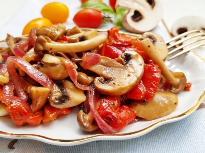Кулінари поділились простим рецептом смачного салату з додаванням м'яса та грибів