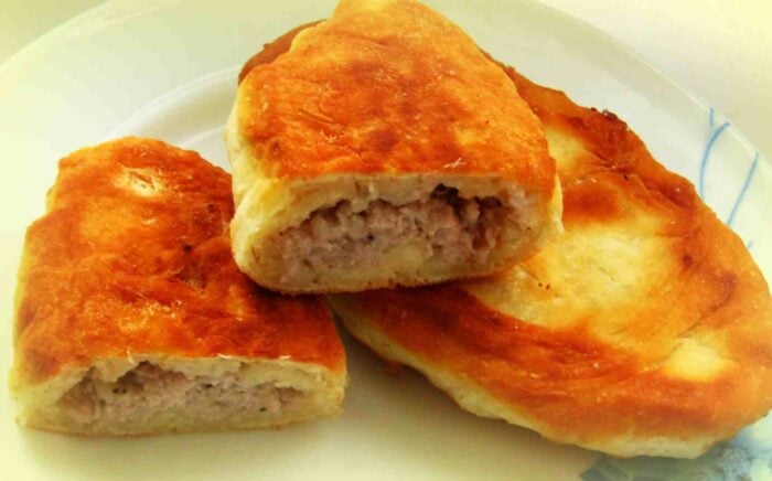Простий і дуже смачний рецепт лінивих пиріжків із начинкою зі звичайного курячого м'яса