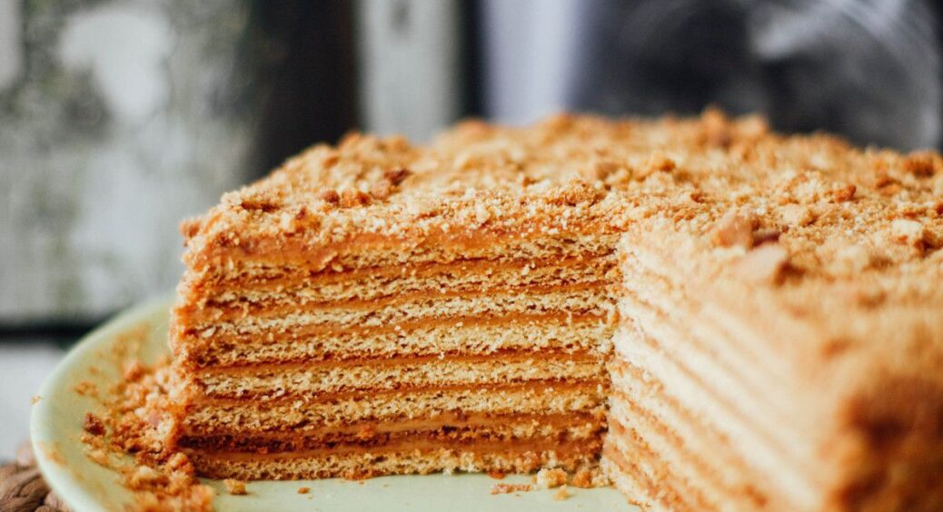 Цей торт готується за 20 хвилин, а задоволення – на весь вечір: бабуся розповіла про цей диво-рецепт за чаєм 