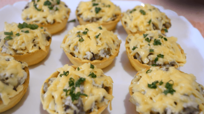 Швидкий рецепт тарталеток із начинкою з грибів, плавленого сира та цибульки – смачно та легко