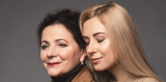 Матвієнко продає каблучку мами