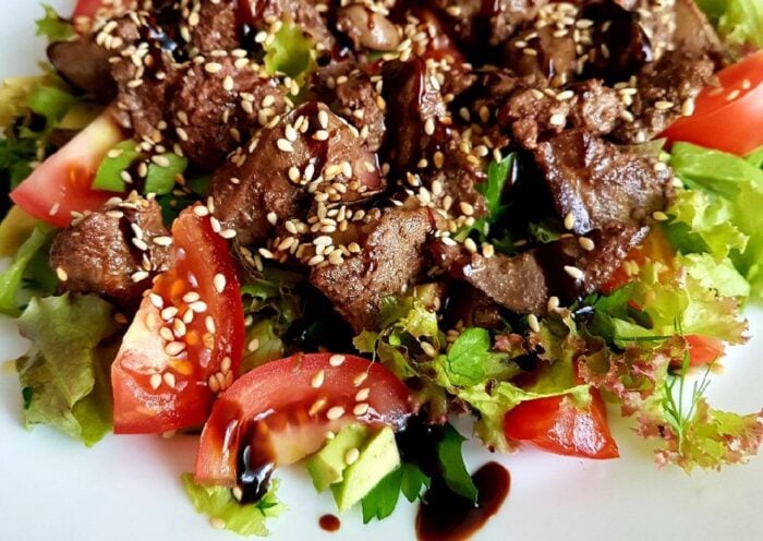 Як просто та швидко приготувати ароматний салат із печінкою на вечерю – смачний рецепт