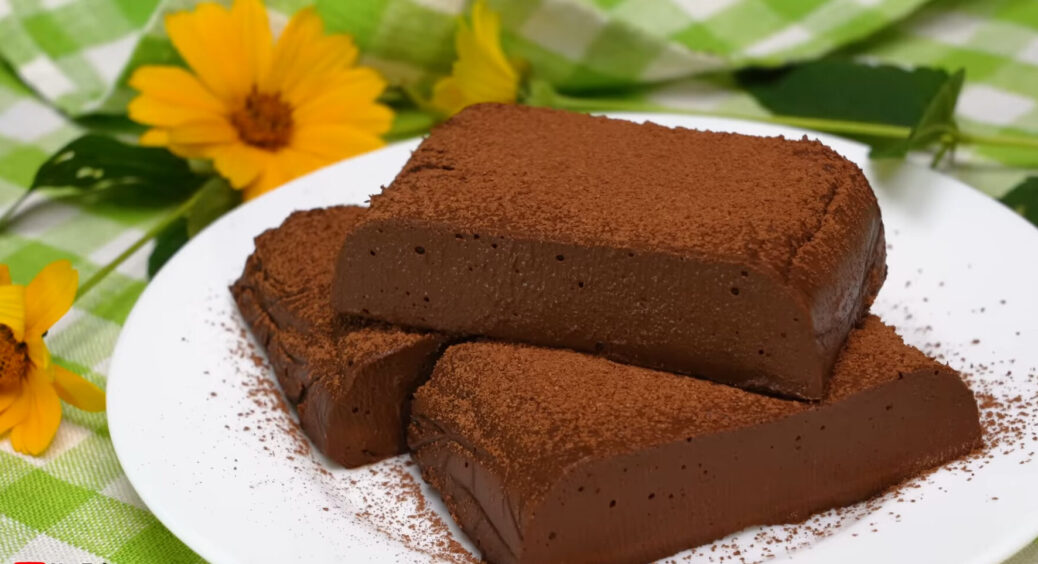 Швидкий шоколадний десерт з двох інгредієнтів за 5 хвилин: без цукру, вершків і масла. Робіть зразу 2 порції 