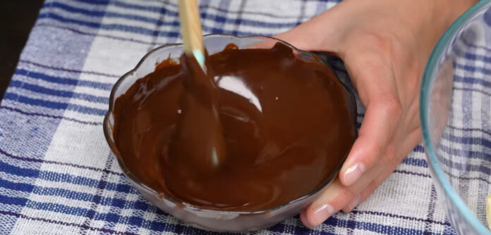 Як приготувати шоколадний десерт за 9 хвилин і з 2 продуктів