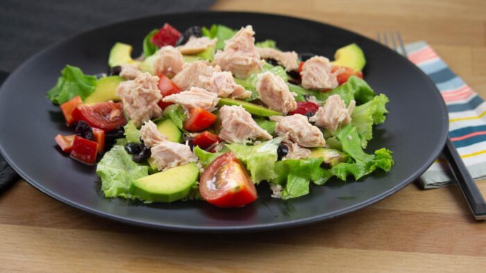Кулінари порадили оригінальний салат з простих інгредієнтів, який легко замінить вечерю