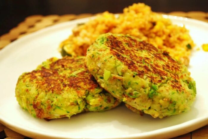 Рецепт смачних овочевих котлет без м'яса, борошна та хліба на основі кабачків – апетитна закуска