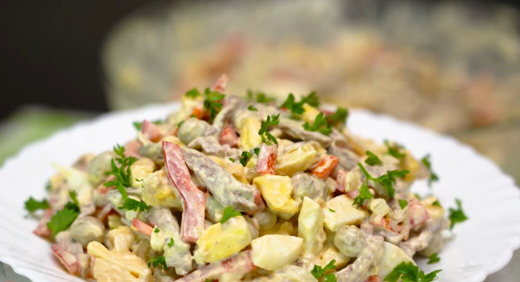 Цей супер-салат готується дуже швидко, а вражень – на весь вечір: гості розпитували рецепт 