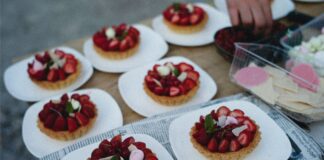 Як приготувати смачний тарт із ягід та кокосової стружки