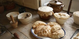 Кухар розповів, що додати у чебуреки для хрусткого тіста