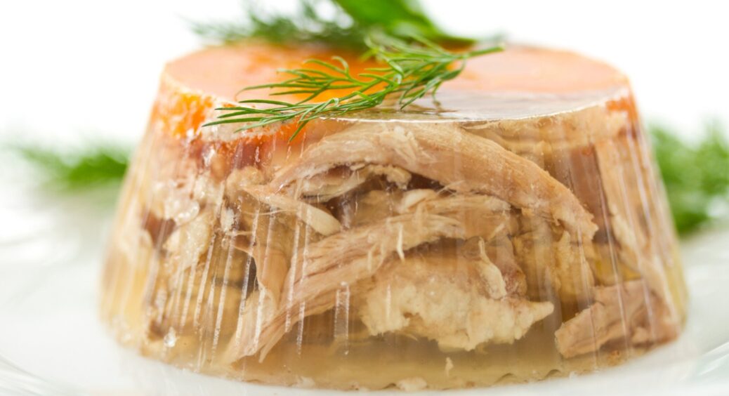 Готую цю страву на кожне свято, всі гості в приємному захваті: рецепт мого фірмового холодця з курки 