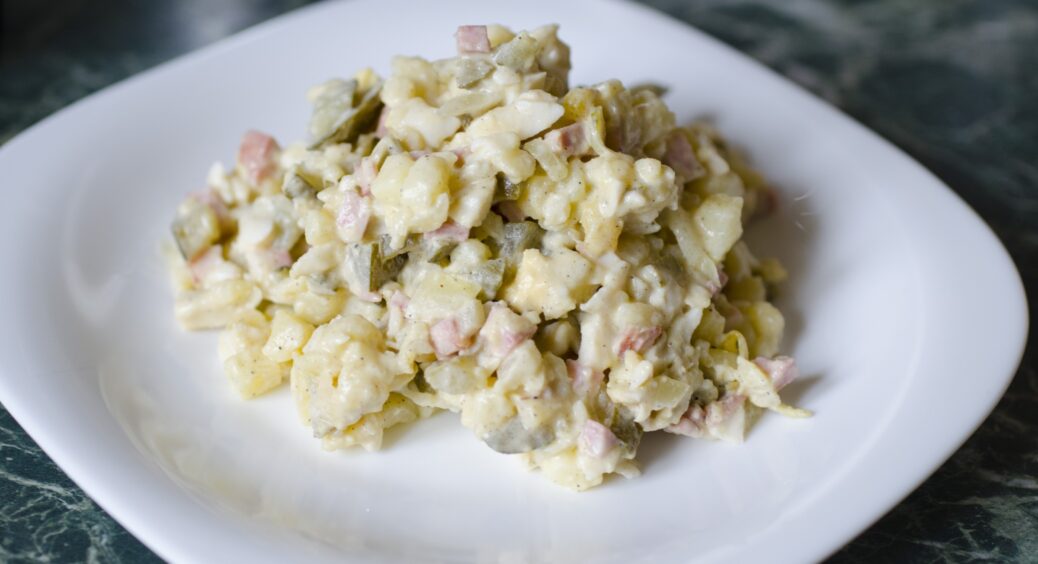 Нереально апетитний салат “Рожевий Фламінго”: подумати не могла, що ця смакота готується так просто. Рецепт 