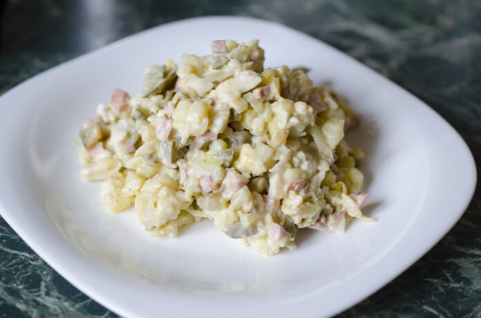 Рецепт салату з вареною ковбасою Рецепт салату з вареною ковбасою