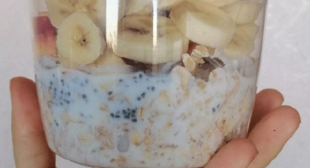 Готую цей сніданок ледь не кожного дня – зовсім не набридає: рецепт легкої страви з вівсянки та бананів 