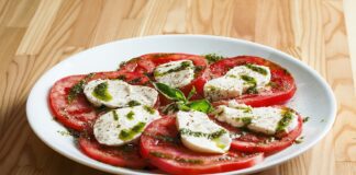 Кухар розповів, як за 7 хвилин приготувати ресторанний салат Капрезе