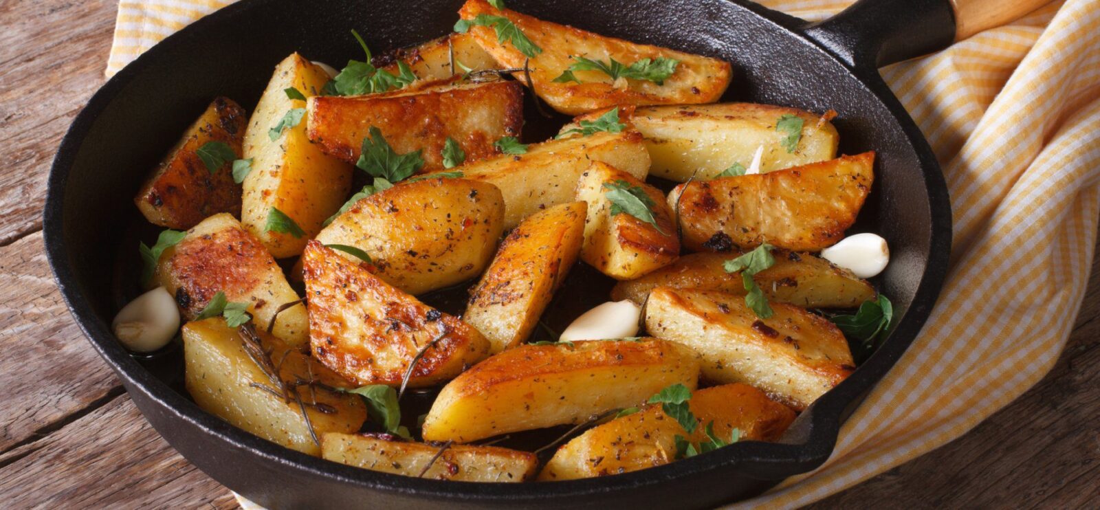 Як правильно смажити картоплю, щоб вона не прилипала до пательні