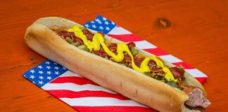 Кухар розповів, як правильно приготувати хот-дог вдома