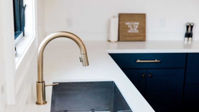 Експерти розповіли, як за допомогою оцту відчистити сантехніку від вапна