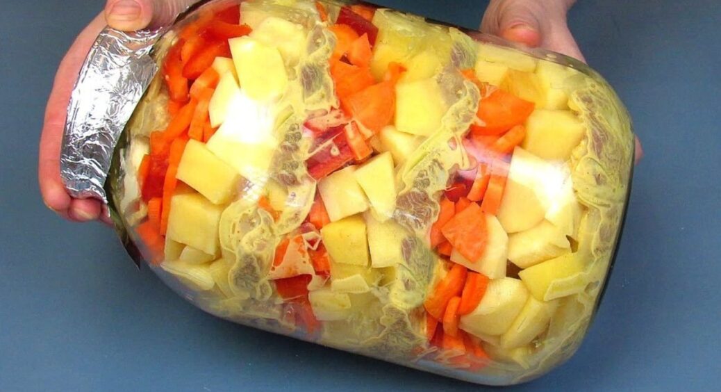 Картопля з м’ясом у банці: дуже смачна, а готується простіше простого – накидала все в банку і в духовку 