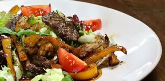 Рецепт смачного салату з грибів і м'яса