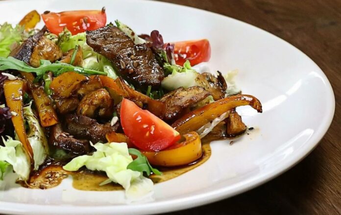 Рецепт смачного салату з грибів і м'яса