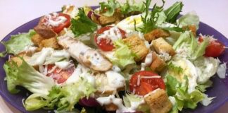 Як зробити салат Цезар з куркою чи креветками: покрокові рецепти