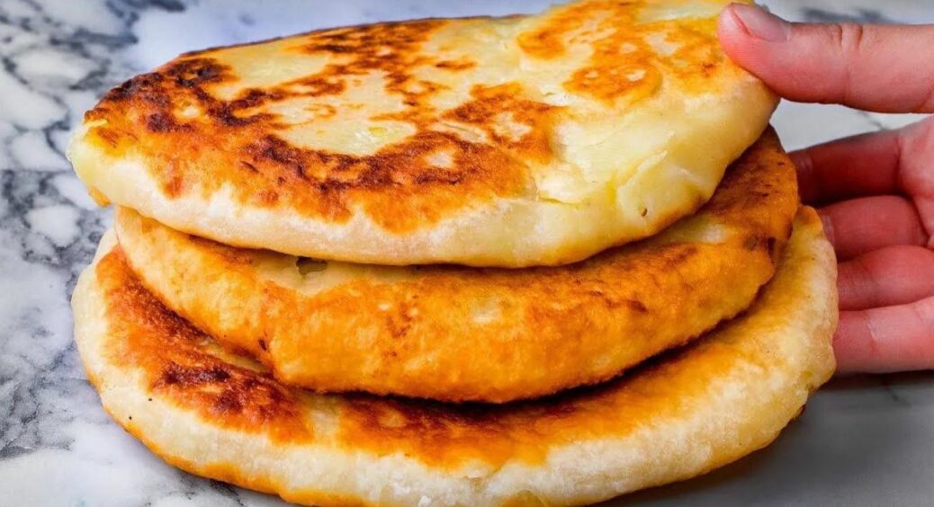 Ніжні картопляні коржики на домашньому кефірі: таку смакоту готую нашвидкуруч на сніданок і перекус. Рецепт 