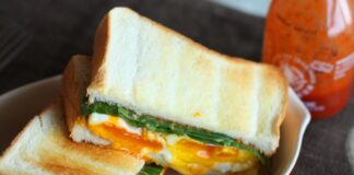 Рецепт сніданку з ковбасою та сиром