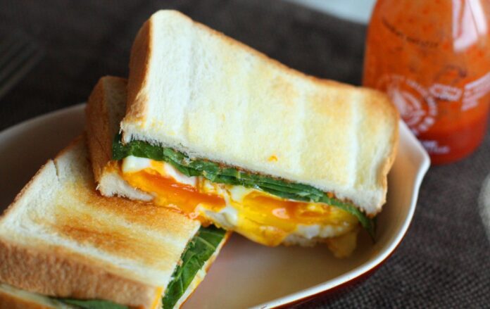 Рецепт сніданку з ковбасою та сиром Рецепт сніданку з ковбасою та сиром