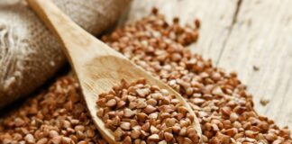 Дієтолог розповів, що додати до гречки, аби не набирати вагу