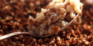 Цікавий рецепт гречки на пательні з сиром та вершками