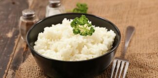 Як правильно приготувати рис, щоб він не розварився
