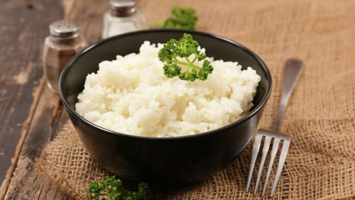 Як правильно приготувати рис, щоб він не розварився