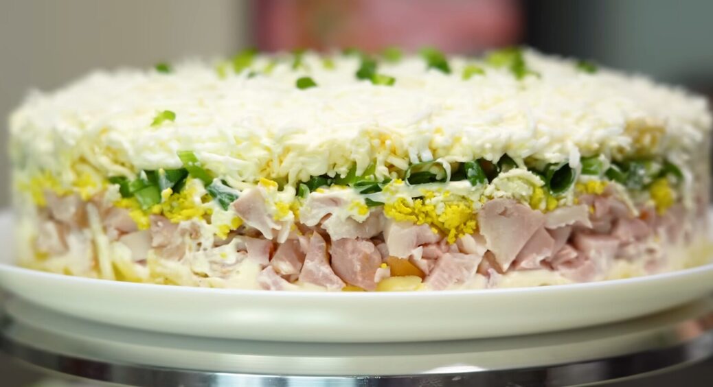 Салат “Наречена” завжди готую на кожне свято: виглядає нарядно, а готувати простіше простого. Дуже смачно 